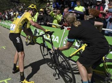 Froome se baja de la bicicleta y recorre parte del Tour a pie