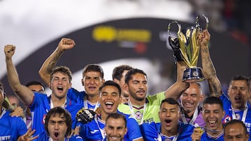 Jugadores de Cruz Azul levantan la Supercopa MX al derrotar al Atlas.