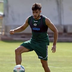 El playoff arranca con una buena noticia para el Elche: Óscar Gil, con la Sub-21
