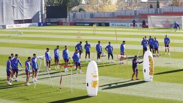 La plantilla del Atl&eacute;tico antes de viajar a Valencia, para jugar en el Ciutat, campo maldito.