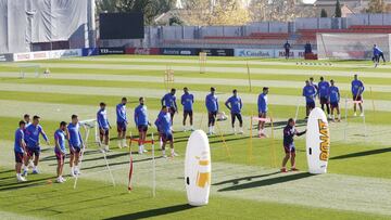 La plantilla del Atlético antes de viajar a Valencia, para jugar en el Ciutat, campo maldito.