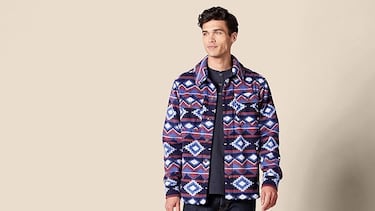 La camiseta más buscada por los hombres para despedir el verano es de Amazon y tiene manga larga