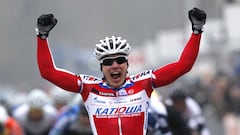 El ciclista ruso Alexey Tsatevich celebra su victoria en Le Samyn en 2013.