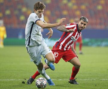 Marcos Alonso y Ángel Correa.