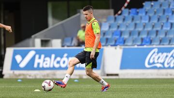 Zubeldia golpea un balón en la sesión de entrenamiento en Zubieta.