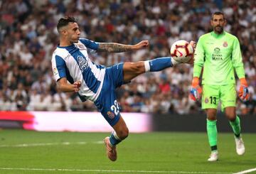 Mario Hermoso jugando contra el Real Madrid en el Santiago Bernabéu.