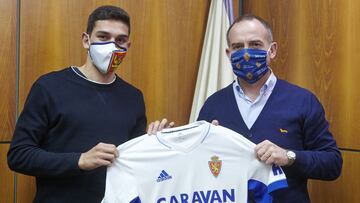 Sanabria posa con la camiseta del Real Zaragoza junto al presidente Christian Lapetra.