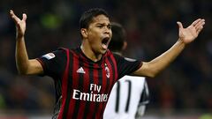 Carlos Bacca durante un partido con el milan por la Serie A de Italia ante la Juventus