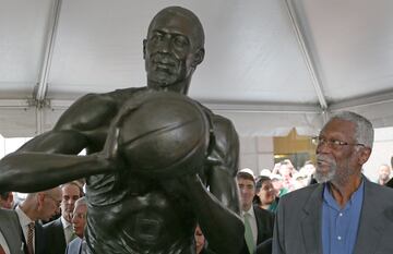 Los Boston Celtics construyeron una estuatua en su honor en 2013 en el ayuntamiento de la ciudad. 