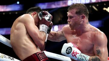 LAS VEGAS, NEVADA - MAY 07: Canelo Alvarez (R) throws a right at Dmitry Bivol during their WBA light heavyweight title fight at T-Mobile Arena on May 07, 2022 in Las Vegas, Nevada. Bivol retained his title by unanimous decision.   Al Bello/Getty Images/AFP
== FOR NEWSPAPERS, INTERNET, TELCOS & TELEVISION USE ONLY ==