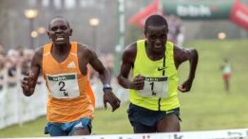 El ugandés Timothy Toroitich (derecha) en su última victoria en España, la conseguida en Amorebieta (Vizcaya) ante su compatriota Moses Kipsiro.