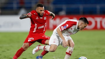 AME7859. CALI (COLOMBIA), 14/05/2025.- Duvan Vergara (i) de América disputa un balón con Tomas Guidara de Huracán este miércoles, en un partido de la fase de grupos de la Copa Sudamericana entre América de Cali y Huracán en el estadio Olímpico Pascual Guerrero, en Cali (Colombia). EFE/ Ernesto Guzmán Jr.