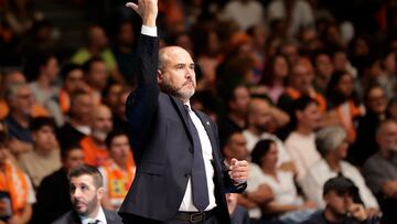 El entrenador del Real Madrid, Chus Mateo, durante el encuentro correspondiente a la primera jornada de la liga Endesa.