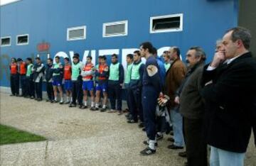 El equipo del Oviedo durante el minuto de silencio.
