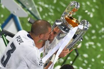 Real Madrid's Portuguese defender Pepe kisses the trophy after winning the UEFA Champions League final football match against Atletico Madrid at the San Siro Stadium in Milan on May 28, 2016. 
Real Madrid beat city rivals Atletico for the second time in three years to win the Champions League for the 11th time. / AFP PHOTO / TIZIANA FABI