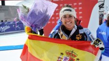 Carolina Ruiz, euf&oacute;rica tras su triunfo en el descenso de la Copa del Mundo de esqu&iacute; alpino en Meribel.