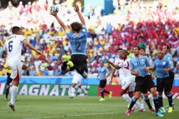 El jugador de Uruguay, Diego Lugano, llega al balón con la mano en el partido contra Costa Rica del Mundial de Brasil.
