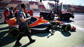 MONTMELO, SPAIN - MARCH 09:  A member of the McLaren team inspects the car of Stoffel Vandoorne of Belgium and McLaren Honda after it stopped on track during day three of Formula One winter testing at Circuit de Catalunya on March 9, 2017 in Montmelo, Spain.  (Photo by Dan Istitene/Getty Images)
 PUBLICADA 17/03/17 NA MA30 5COL
 PUBLICADA 17/03/17 NA MA40 1COL