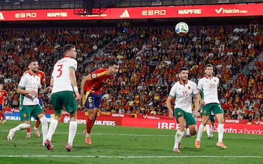1-0. Pedri cuelga el balón, prolonga con la cabeza Robin Le Normand para Mikel Merino que con un poderoso testarazo, supera al portero búlgaro Svetoslav Vutsov.