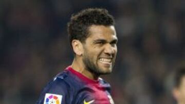 Dani Alves vuelve a ser titular en el Barcelona.