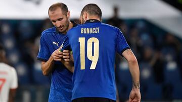 Chiellini le coloca el brazalete de capitán a Bonucci, en un partido.
