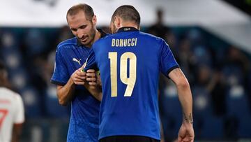 Chiellini le coloca el brazalete de capit&aacute;n a Bonucci, en un partido.