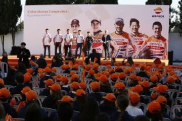 Los pilotos del equipo Repsol Honda de MotoGP, Marc Márquez y Dani Pedrosa, y los de trial, Toni Bou, Takahisa Fujinami y Jaime Busto, hicieron hoy las delicias de los alumnos del colegio sevillano St. Marys School.