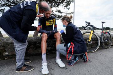 Robert Gesink es atendido tras sufrir una caída. 