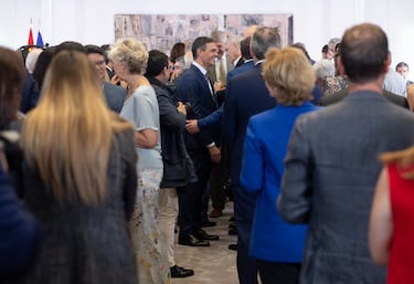 El presidente del Gobierno, Pedro Sánchez (c), durante  el acto de entrega de la Placa de Oro de la Real Orden del Mérito Deportivo a la selección española de baloncesto 1984 y la Gran Cruz de la Real Orden del Mérito Deportivo a la baloncestista Laia Palau, en el Complejo de la Moncloa.