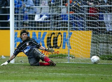 Una leyenda del club por su carácter y estilo que añadió a sus 67 partidos como portero del equipo su enorme labor como segundo entrenador de Simeone hasta el verano de 2020. Como guardameta, el argentino se marchó junto a Luis Aragonés de un gran Mallorca para ser determinante en el regreso del Atlético a Primera División. Disputó 35 partidos en aquella temporada 2001-02, en los que encajó 34 tantos. El Mono Burgos seguiría dos temporadas más en el club, pero con un papel más secundario. Icono, su anuncio de regreso a Primera ya es historia del club. También el penalti parado con la cara a Figo en el primer derbi contra el Real Madrid de vuelta a Primera. Uno de esos porteros capaces de lo mejor y lo peor que siempre levantaban a la afición de sus asientos.   

