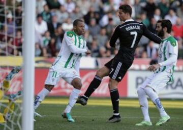 Cristiano Ronaldo le da una patada a Edimar Fraga.