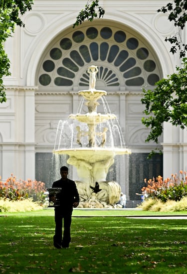 El español Carlos Alcaraz posa con el trofeo de la Norman Brookes Challenge Cup en el Royal Exhibition Building.