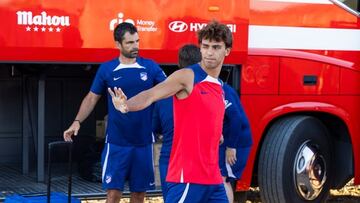 João, en la llegada del autobús a la sesión.