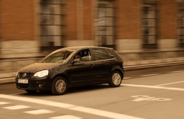 Madrid se ha despertado con un fenómeno meteorológico inusual generado por una elevada cantidad de polvo en suspensión proveniente del Sáhara. Un fenómeno que ha provocado una disminución en la calidad del aire así como arena en las calles, un cielo de tonos rojizos y subida de temperaturas. La situación estará extendida por toda la península durante el día de hoy.