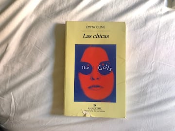 En cuanto lo abres, te atrapa. Es su primera frase, "Volví la mirada por las risas, y seguí mirando por las chicas". Es la escritura fresca y directa de Emma Cline. 'Las chicas'. El despertar de la inocencia, el tránsito de la adolescencia de una chica tímida, Evie, arrastrada al rancho de Charlie Manson en aquel verano de 1969 en el que asesinaron a Sharon Tate. El pasado septiembre, mientras veía '?rase una vez en Hollywood' de Tarantino, no pude dejar de pensarla, a ella, a Evie, a esta novela.
