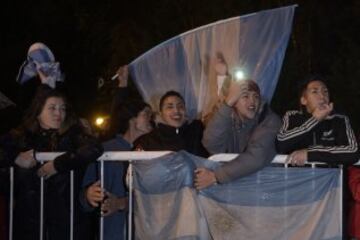 Seguidores a la llegada de la Selección Argentina.