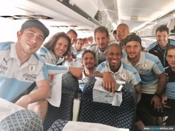 Los jugadores uruguayos con la alegría en su máximo nivel.