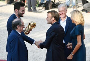 El Presidente frencés Emmanuel Macron junto a su mujer Brigitte Macron recibe a Hugo Lloris y al resto del equipo en el Palacio del Elíseo. 