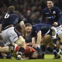 Gales se rehace ante una intensa Escocia y apunta al título