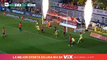 Dos chilenos se juntan en México, ganan el clásico y desatan una locura pocas veces vista en un estadio