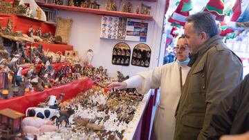 Un hombre frente a una de las casetas navideñas del Mercado de Navidad de la Plaza Mayor, a 29 de noviembre de 2022, en Madrid (España). Este mercadillo navideño, organizado por la Asociación del Mercado Tradicional Navideño de la Plaza Mayor, reúne a vendedores que desde hace más de 100 años ponen a la venta todo tipo de artículos, como belenes, adornos navideños y artículos de broma.
29 NOVIEMBRE 2022;MADRID;CASETAS NAVIDEÑAS;PLAZA MAYOR;MERCADO NAVIDAD;ADORNOS
Eduardo Parra / Europa Press
29/11/2022