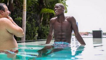 Paul Pogba se relaja en la piscina con su representante, Mino Raiola.