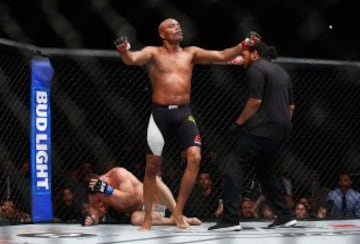 Fue a festejar pero Herb Dean nunca decretó que fuera nocaut