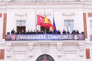 La plantilla del Real Madrid de baloncesto salió al balcón a saludar a los aficionados que se acercaron a festejar el triunfo del equipo blanco.