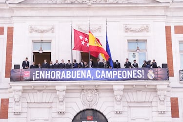 La plantilla del Real Madrid de baloncesto salió al balcón a saludar a los aficionados que se acercaron a festejar el triunfo del equipo blanco.