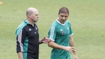 Pepe Mel y Joaqu&iacute;n charlando durante el entrenamiento.