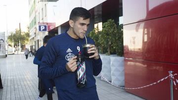 El delantero uruguayo Maxi Gómez toma mate después de un entrenamiento del Celta en Castellón.