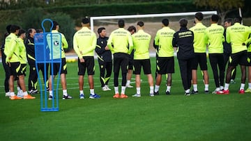 Rubi se dirige a los jugadores.