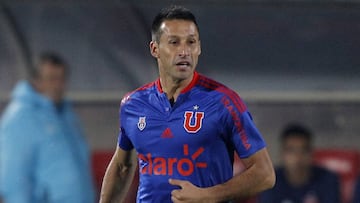 Futbol, Universidad de Chile vs Penarol.
Partido amistoso 2016.
El jugador de Universidad de Chile Christian Vilches juega el balón contra Penarol durante el partido amistoso en el estadio Nacional.
Santiago, Chile.
16/07/2016
Marcelo Hernandez/Photosport**************
Football, Universidad de Chile vs Penarol.
Friendly match 2016.
Universidad de Chile's player Christian Vilches, play the ball against Penarol during friendly football match at Nacional stadium in Santiago, Chile.
16/07/2016
Marcelo Hernandez/Photosport