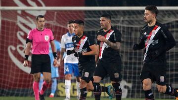 Futbol, Curico Unido vs Universidad Catolica.
Fecha 18, campeonato Nacional 2022.
El jugador de Curico Unido Bayron Oyarzo, izquierda, celebra su gol contra Universidad Catolica durante el partido por la primera division disputado en el estadio La Granja.
Curico, Chile.
17/07/2022
Jose Robles/Photosport
Football, Curico Unido vs Universidad Catolica.
18th date, 2022 National Championship.
Curico Unido’s player Bayron Oyarzo, left , celebrates his goal against Universidad Catolica during the first division match held at La Granja stadium.
Curico, Chile.
07/17/2022
Jose Robles/Photosport